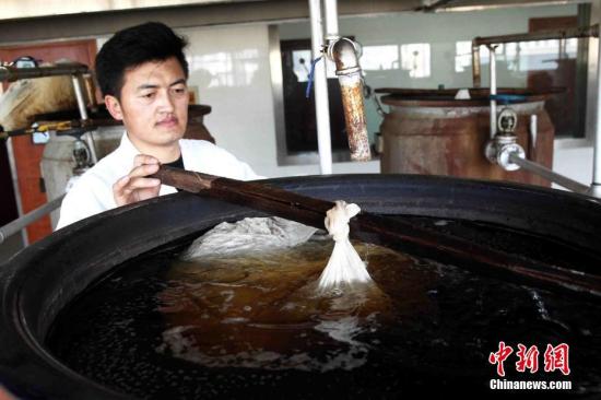 医生正在熬药。张添福 摄 点击进入下一页