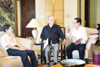 王瑞林(中)听取相关工作汇报。 人民网 图