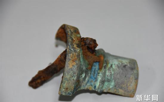 山祭祀坑内出土的祭祀用的青铜车軎（12月7日摄）。 新华社记者都红刚摄