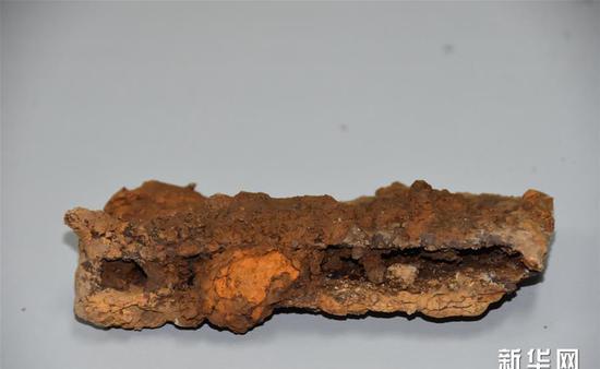 吴山祭祀遗址内出土的铁锸农具（12月7日摄）。 新华社记者都红刚摄