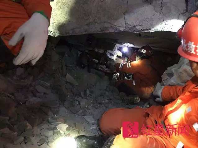 直击四川滑坡雨夜大救援:像剥洋葱一样剥离废墟