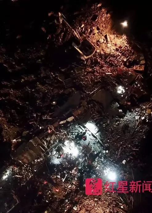 直击四川滑坡雨夜大救援:像剥洋葱一样剥离废墟