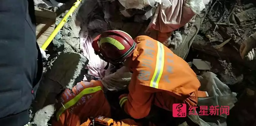直击四川滑坡雨夜大救援:像剥洋葱一样剥离废墟