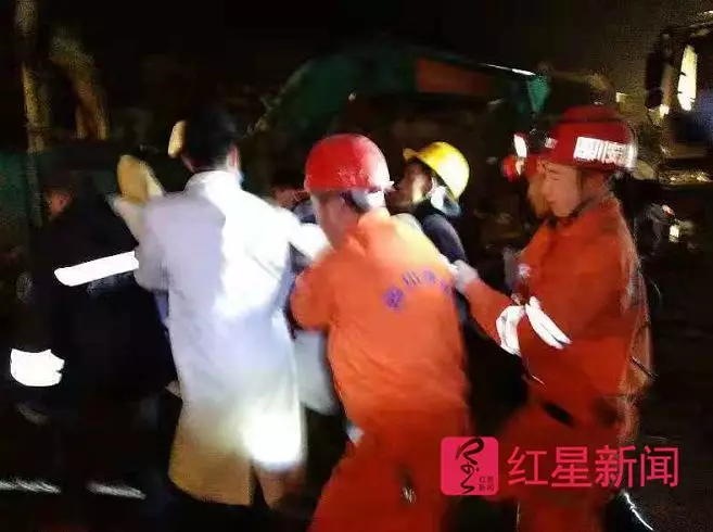 直击四川滑坡雨夜大救援:像剥洋葱一样剥离废墟