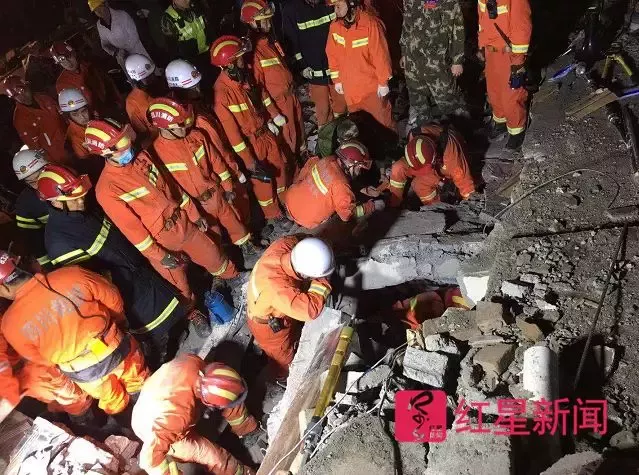 直击四川滑坡雨夜大救援:像剥洋葱一样剥离废墟