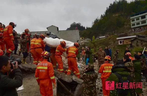 直击四川滑坡雨夜大救援:像剥洋葱一样剥离废墟