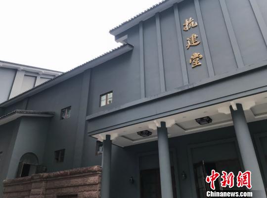 图为抗建堂的正门处，外观主体已经修缮一新?！≈屿?摄