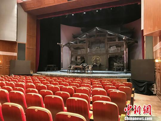 图为抗建堂内剧场优化升级完毕，设座位300余个?！≈屿?摄