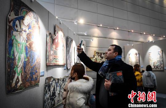 该展览由国家艺术基金支持，新疆龟兹研究院、兰州大学艺术学院、兰州大学敦煌学研究所、兰州大学校庆办联合主办?！〈蘖?摄