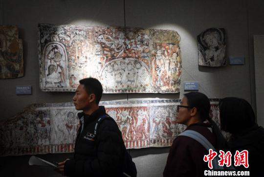 图为图为民众观展?！〈蘖?摄