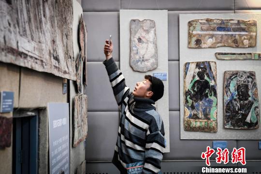 图为图为民众观展?！〈蘖?摄