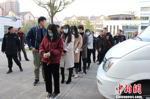 图为：犯罪嫌疑人被抓获?！〖紊乒补┩?摄