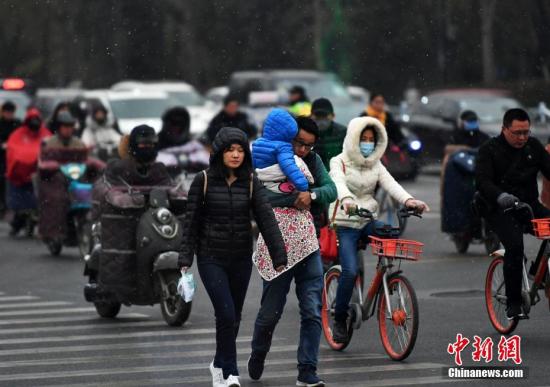 资料图：民众雪中出行。 中新社记者 翟羽佳 摄