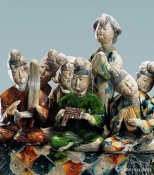 唐代三彩载乐骆驼俑，中间的女立俑梳倭堕髻