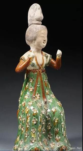 三彩梳妆女俑，中国国家博物馆藏