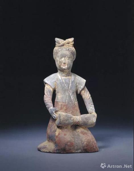 持腰鼓女俑，故宫博物院藏