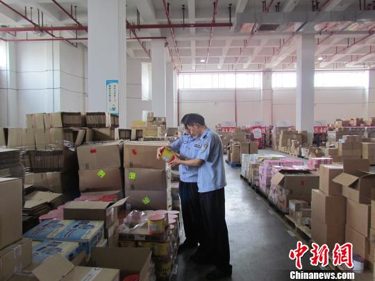 广州海关破获跨境电商方式走私奶粉、海鲜案