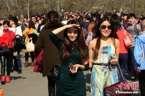 资料图：西湖景区的游客。里尔 摄 图片来源：视觉中国