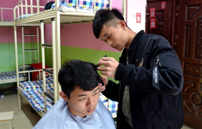 12月13日，丁维杰在寝室为同学理发