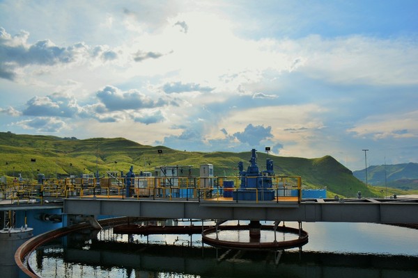 2016年10月12日，中国黄金集团公司刚果（布）索瑞米项目建成投产。10月5日，刚果（布）历史上生产的第一块铜板已经在这里下线。图为索瑞米项目选冶厂。