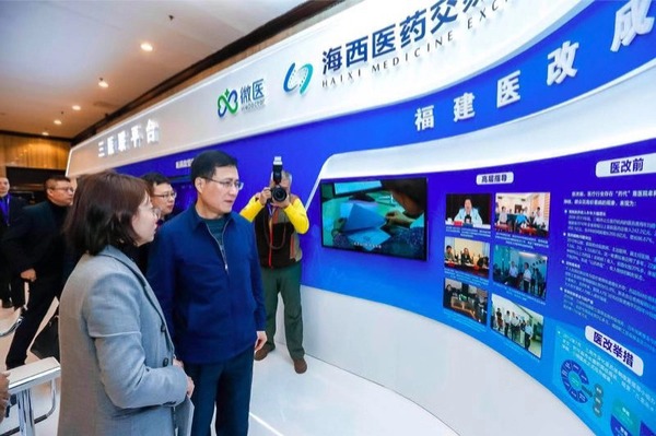 原国家卫生计生委副主任、中国卫生信息与健康医疗大数据学会会长金小桃（左二）参观了解全国首个三医联动平台“三医联”