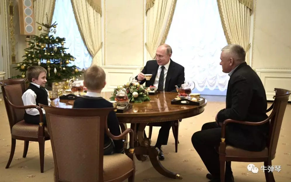 普京给14岁小男孩当司机系安全带 还送他特别礼物