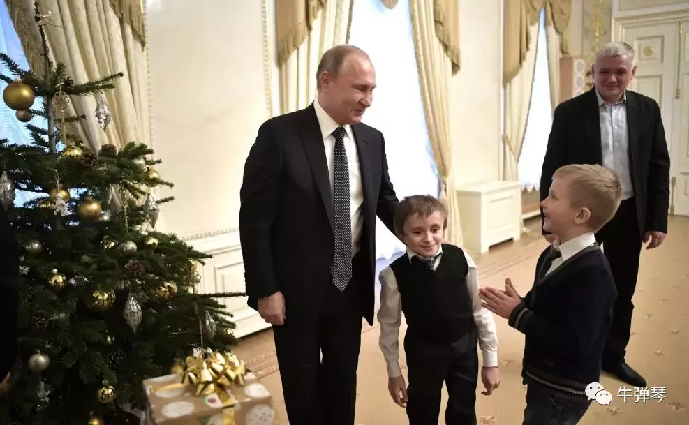 普京给14岁小男孩当司机系安全带 还送他特别礼物