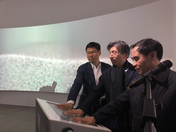 中央美术学院院长范迪安（中）与政协通州区第六届委员会党组书记、主席赵玉影（右）、中共北京市通州区委常委,宣传部部长查显友（左）共同启动开幕式