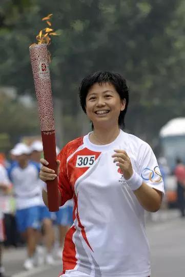 火炬手王翠杰在进行传递。新华社记者戚恒摄