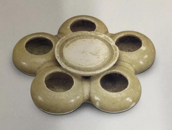 唐 越窑青釉五联砚盂 1956年湖北省武汉市钵盂山出土 现藏于湖北省博物馆