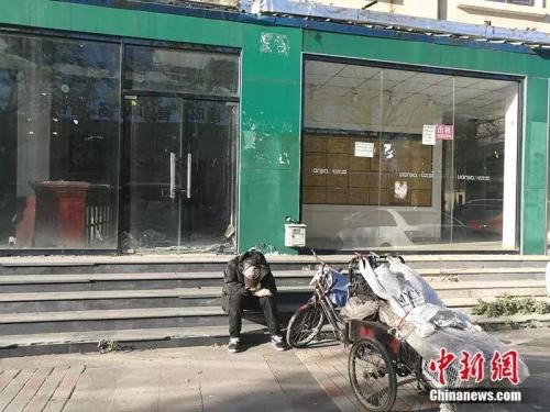 2018年10月，燕郊“售楼一条街”，已经关门的链家门店前停着一辆装货的三轮车，车的主人坐在地上，把头深深地埋进臂弯。<a target='_blank' href='http://www.chinanews.com/' >中新网</a>记者 邱宇 摄