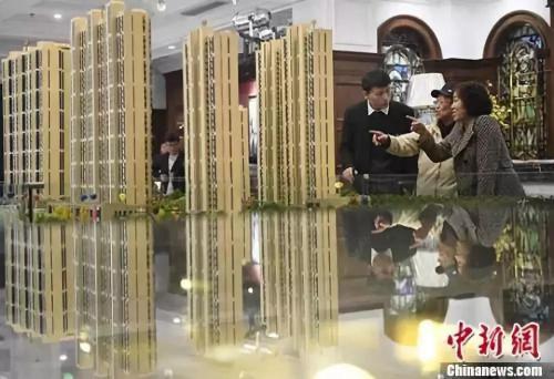 资料图：置业顾问为民众推荐商品房户型。 <a target='_blank' href='http://www.chinanews.com/'>中新社</a>记者 韦亮 摄