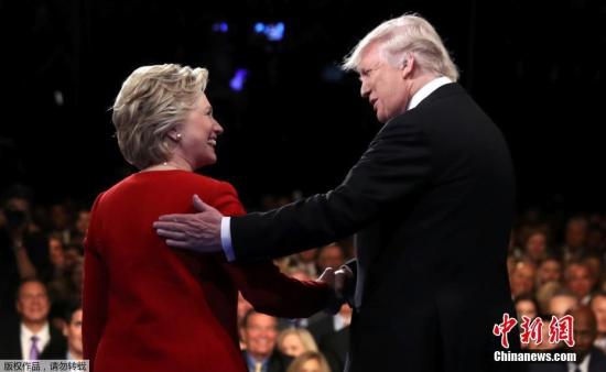 资料图：2016年美国大选首场总统候选人辩论，希拉里特朗普亮相会场。