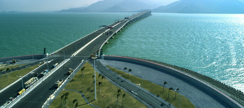 改革开放以来，特别是香港、澳门回归祖国后，两地依托祖国内地，共享发展机遇、共谋区域合作、共拓海外市场，已经走上了优势互补、共同发展的宽广道路。图为港珠澳大桥。