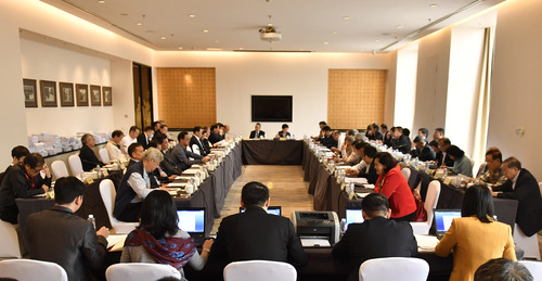 全国政协十三届一次会议期间，港区全国政协委员就粤港澳大湾区建设建言献策。