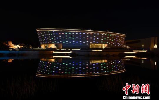 临汾博物馆造型设计理念源于4300年前“最早中国”中陶寺的古观象台，以“日月交辉”为建筑外观主体?！∪卫瞿?摄