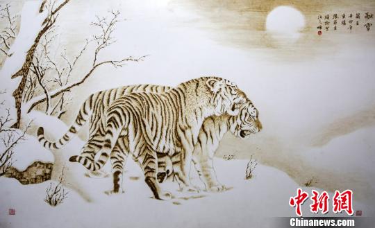 张茆生创作的烙画作品 王萍 摄 张茆生创作的烙画作品 王萍 摄