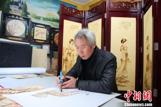 张茆生创作中 王萍 摄 张茆生创作中 王萍 摄