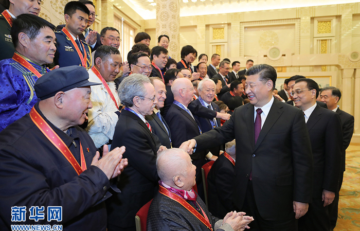 习近平等会见受表彰人员及亲属代表