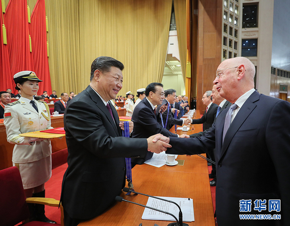 12月18日，庆祝改革开放40周年大会在北京人民大会堂隆重举行。中共中央总书记、国家主席、中央军委主席习近平在大会上发表重要讲话。这是习近平等为获得中国改革友谊奖章人员代表颁奖。