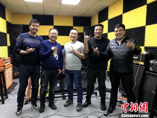 图为“无影灯”乐队成员在一起?！±铞?摄