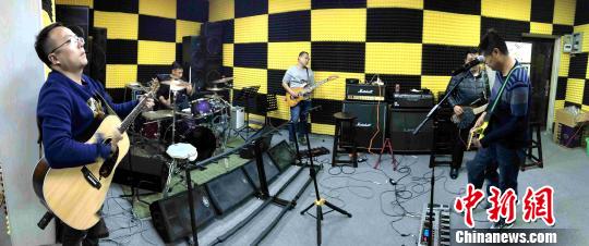 图为“无影灯”乐队成员在一起排练?！±铞?摄