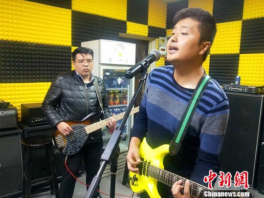 图为主唱韩斌排练?！±铞?摄