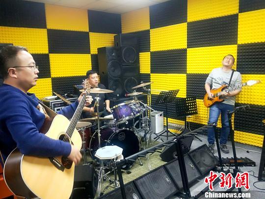 图为“无影灯”乐队成员在一起排练?！±铞?摄