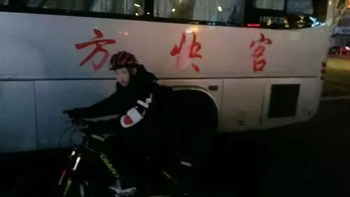 狼爸让11岁儿子顶冷风骑行150公里回家:考验他