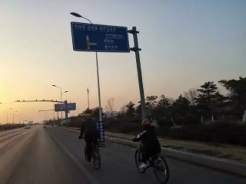 狼爸让11岁儿子顶冷风骑行150公里回家:考验他