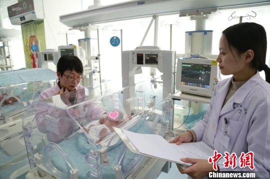 合肥一“掌心宝宝”平安回家出生时仅1.2斤