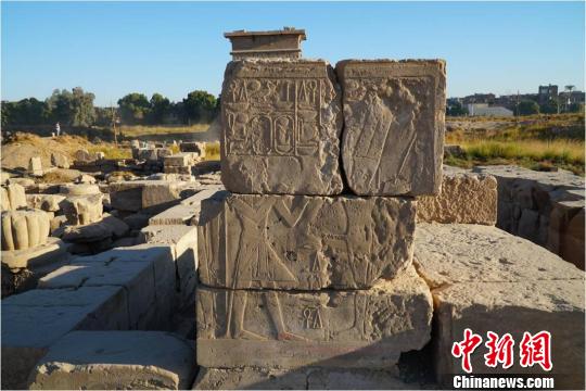 埃及孟图神庙留在原位的石块，部分墙体仍保留有较完整的浮雕画面 王巍供图 摄