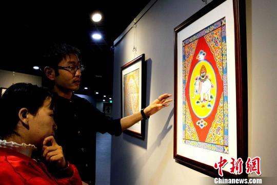 图为设计师介绍彩绘寓意?！≌盘砀?摄