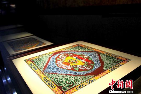 图为藏式建筑传统图案?！≌盘砀?摄